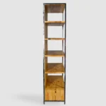 Ein Industrial Regal aus Massivholz für das Wohnzimmer