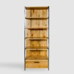 Ein Industrial Regal aus Massivholz für das Wohnzimmer