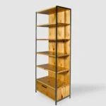 Ein Industrial Regal aus Massivholz für das Wohnzimmer