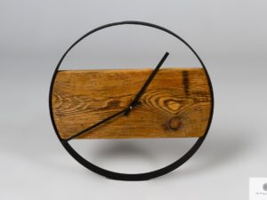 Wanduhr aus Holz mit schwarzer Stahlring