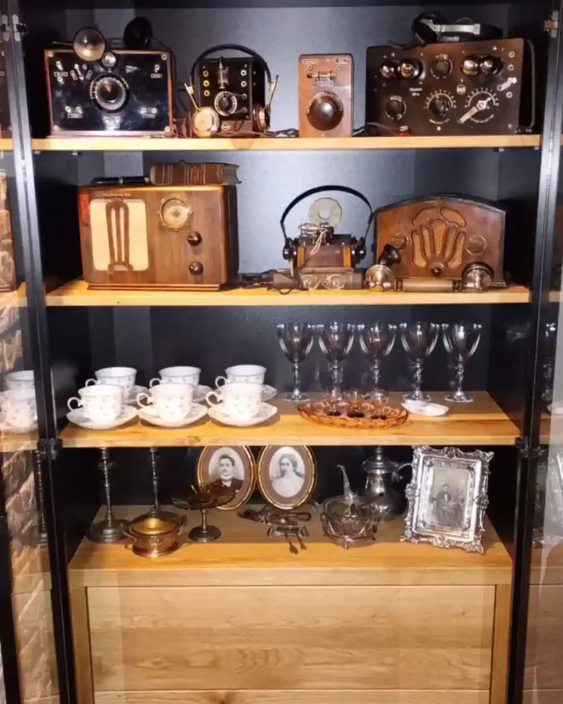 Designerska witryna z drewna litego do salonu CARLA