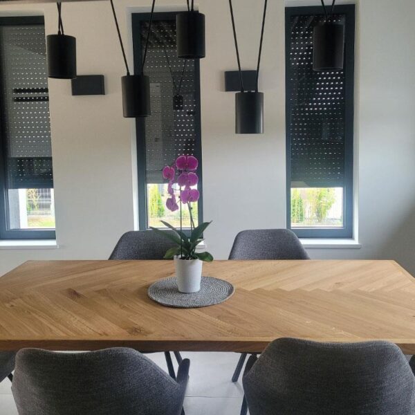 Dębowy stół z blatem w jodełkę z metalowymi nogami do jadalni GOVER