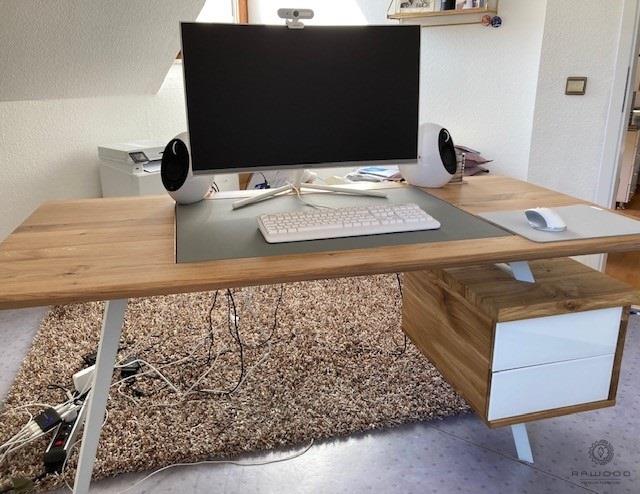 Design Eiche Schreibtisch auf Metallbeinen ins Büro VITA, Beine - weißer Stahl, Ledereinsatz - grau Farbe, Schubladenfronten - weißes Glas