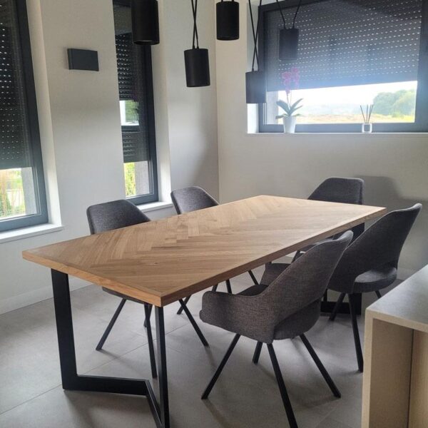 Nowoczesny stół dębowy z czarnymi metalowymi nogami do salonu GOVER