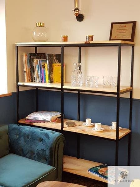 Bücherregal aus Massivholz und schwarzer Stahl ins Arbeitzimmer