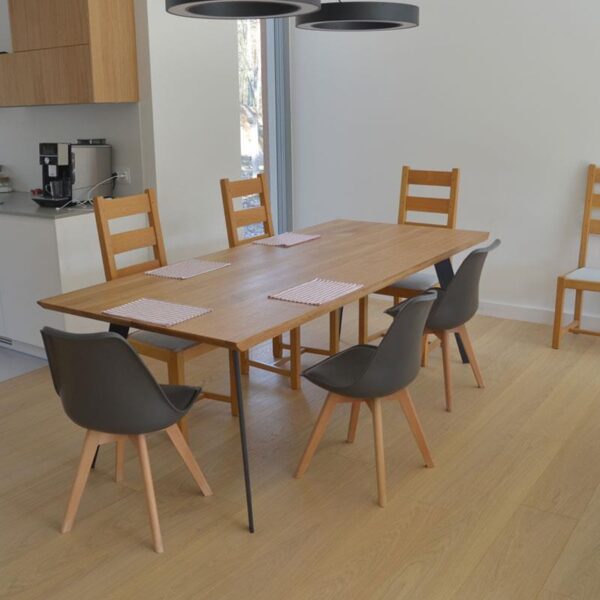 Stół z debowym blatem i metalowymi nogami do jadalni VITA