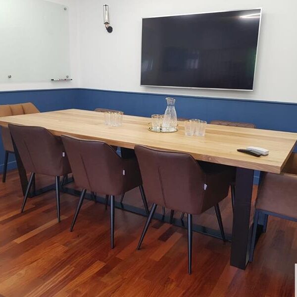 Stół konferencyjny z dębowym blatem na metalowej podstawie na wymiar