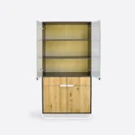 Eine moderne Vitrine aus Eichenholz mit Glas für das DENIS Wohnzimmer