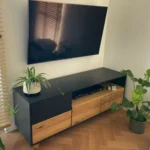TV-Schrank Holz Farbe Honig / Schwarzes Brett NORD - Realisierung