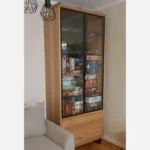 Dębowa witryna do salonu DELIO - realizacja