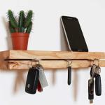 Wandregal mit Schlüsselanhänger