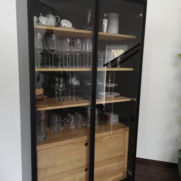 Witryna szklana do salonu witryna drewniana z litego drewna witryna na alkohol nowoczesna szklana witryna na zamówienie RaWood