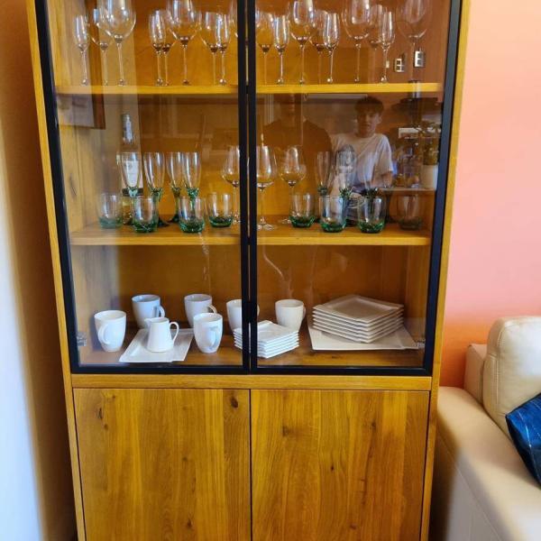 Designerska witryna dębowa z litego drewna do salonu VITA