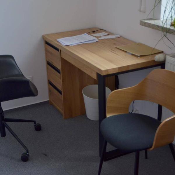Drewniane biurko z szufladami pomysł na biurko dębowe do gabinetu MARLON