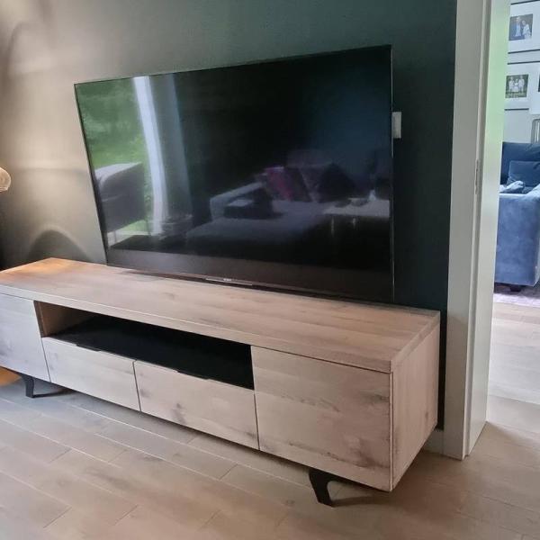 Duża szafka RTV nowoczesna dębowa na metalowych nogach do salonu VITA