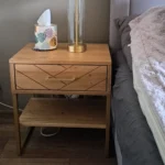 DREWNIANA SZAFKA NOCNA W JODEŁKĘ NA METALOWYCH NOGACH CARIN (1)