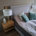 DREWNIANA SZAFKA NOCNA W JODEŁKĘ NA METALOWYCH NOGACH CARIN (2)