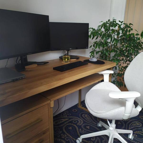 Dębowe biurko w stylu industrialnym z szufladami ze złotymi metalowymi nogami do biura GERDA