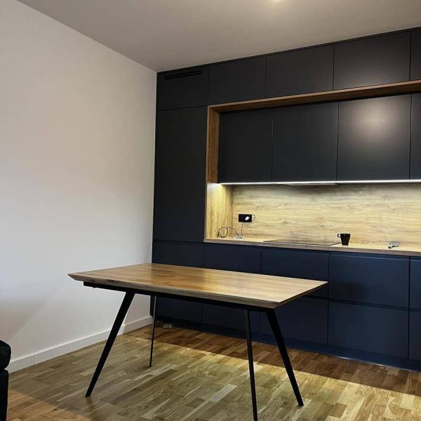 Dębowy stół rozkładany z dostawkami na metalowych nogach na wymiar do kuchni VITA