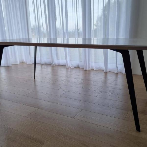 Dębowy stół z czarnymi metalowymi nogami na wymiar do salonu VITA RaWood