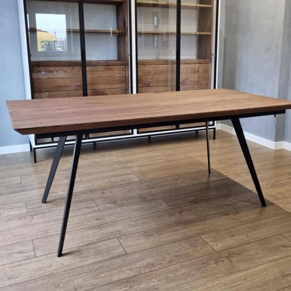 Designerski stół z litego drewna na czarnych metalowych nogach do jadalni VITA RaWood
