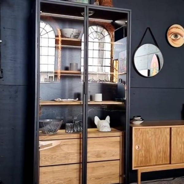 Nowoczesna designerska witryna z drewna i płyty do salonu na zamówienie CARLA