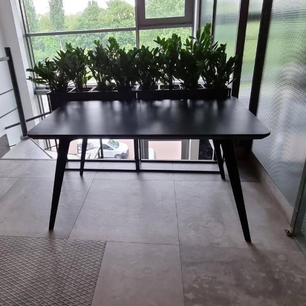 Nowoczesny designerski stół dębowy na cienkich metalowych nogach do jadalni VITA III