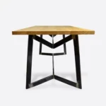 Industrieller Esstisch GERES mit Eichenplatte auf einem Metallgestell