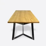 Industrieller Esstisch GERES mit Eichenplatte auf einem Metallgestell