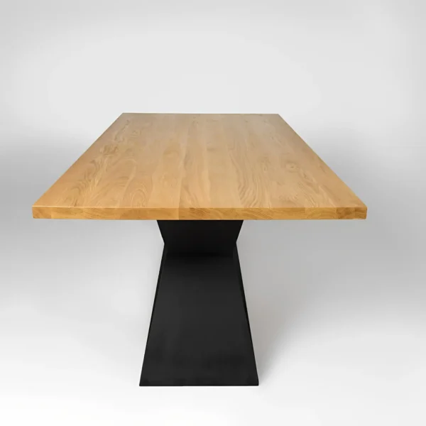 Eichenholztisch auf schwarzem Gestell PHARELL